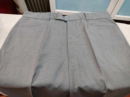Triste costume gris en laine fine