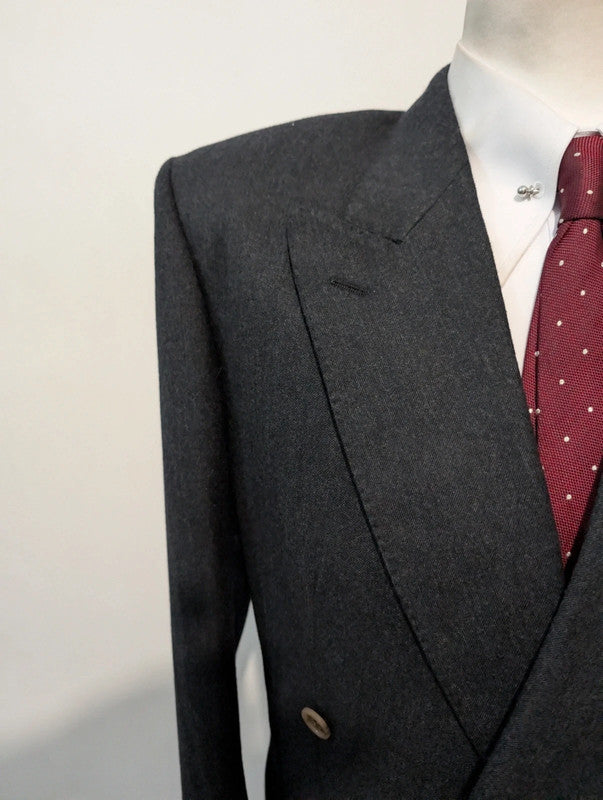 Surprenant costume croisé gris en flanelle lourde