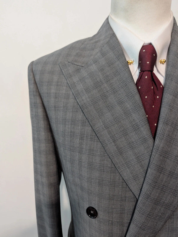 Exceptionnel costume croisé gris en laine légère