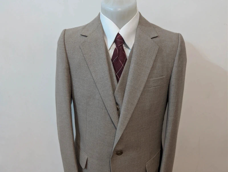 Eleganter Anzug aus schwerer beiger Flanell