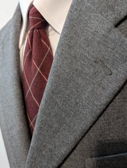 Eleganter Anzug aus grauer Wollflanell