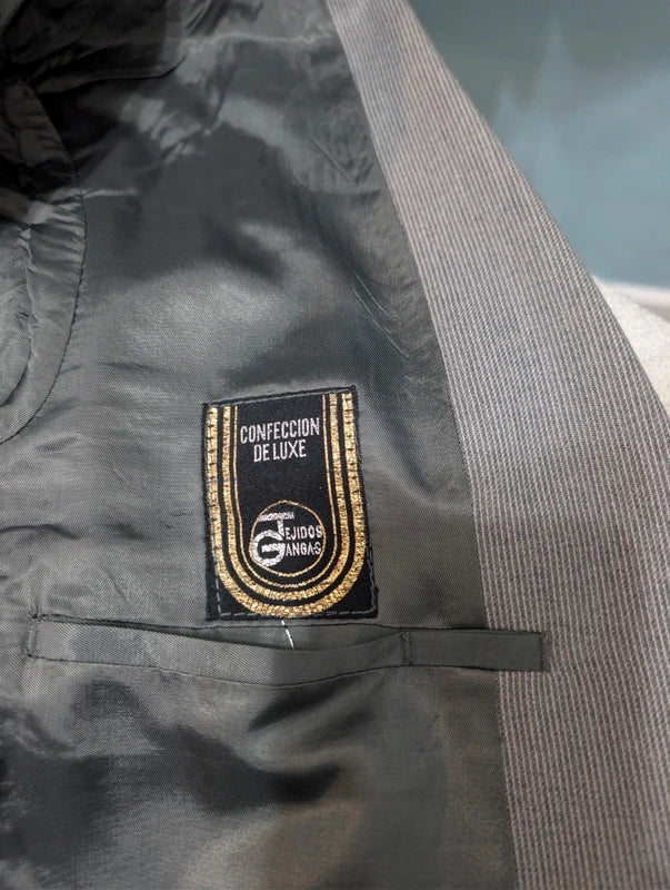 Eleganter dreiteiliger Nadelstreifenanzug aus Wolle