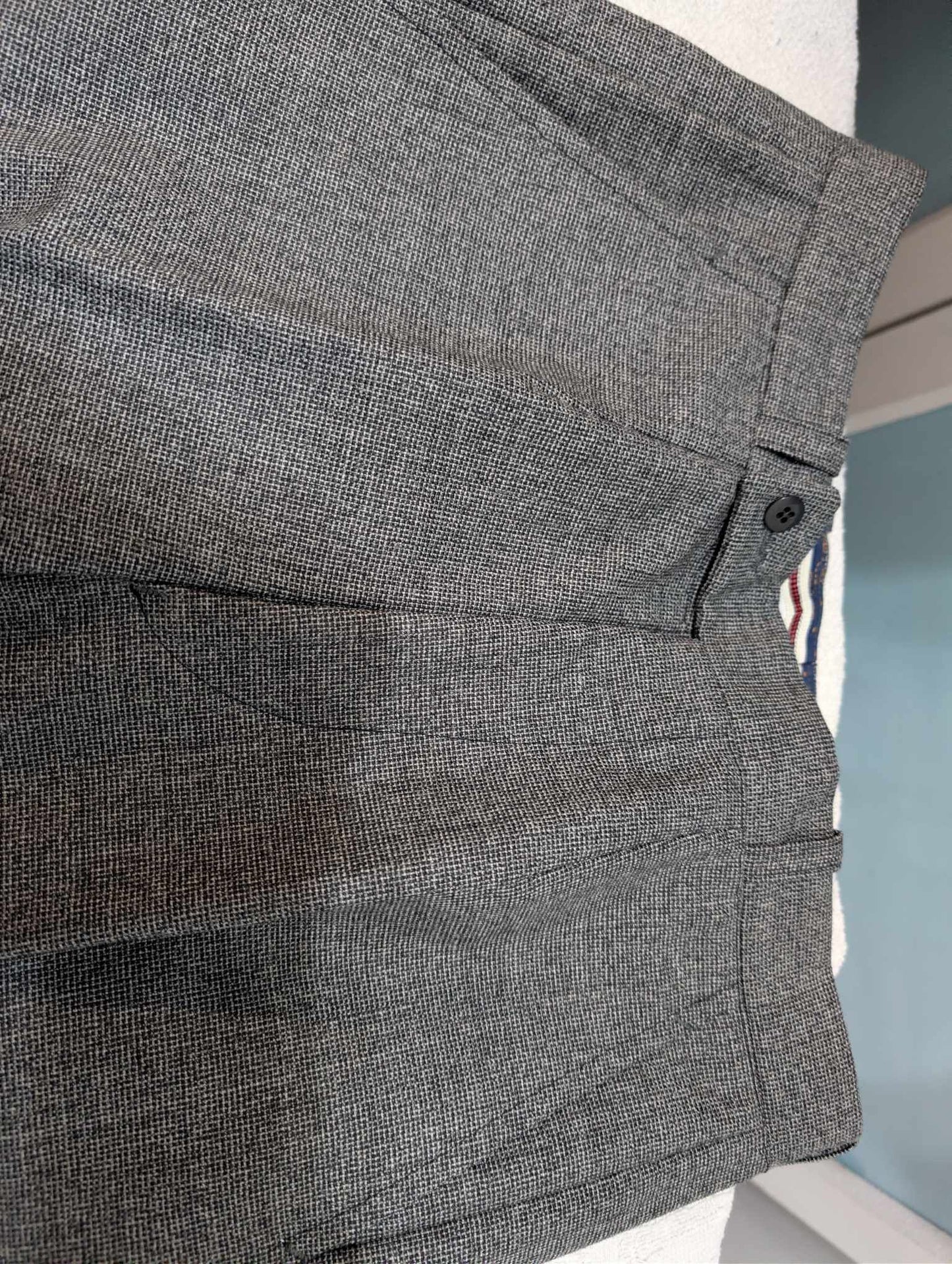 Mystérieux costume croisé gris en laine