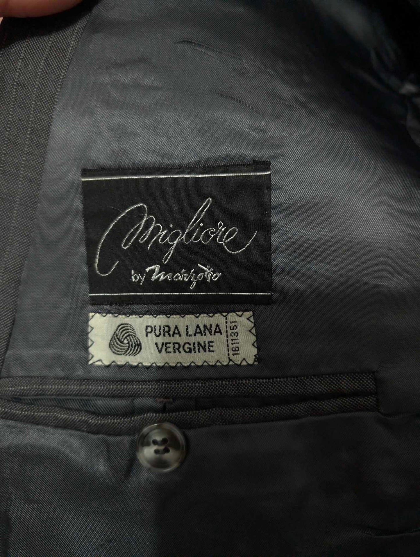 Eleganter, zweireihiger Nadelstreifenanzug aus Wolle.