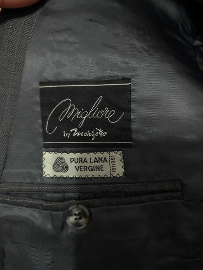 Eleganter, zweireihiger Nadelstreifenanzug aus Wolle.