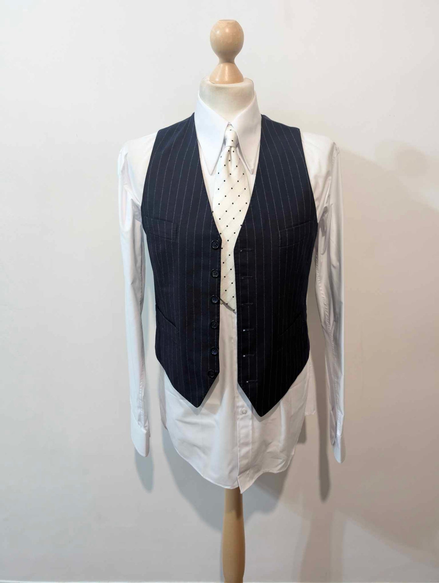 Legendärer dreiteiliger, doppelreihiger Flanellanzug mit Nadelstreifen.