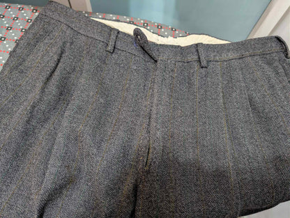 Alter grauer Tweedanzug