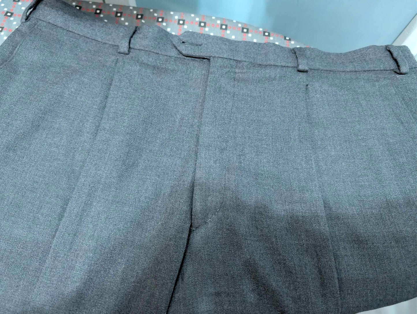 Einfacher grauer Flanellanzug