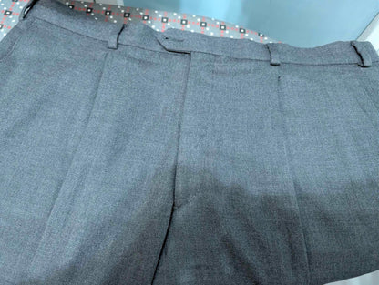 Einfacher grauer Flanellanzug