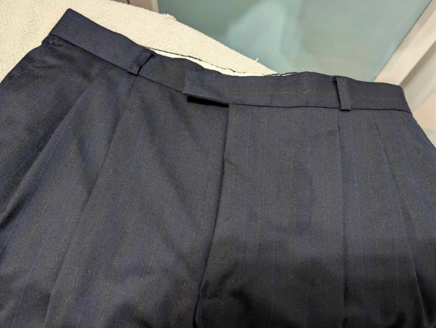 Élégant costume croisé pinstripe en laine