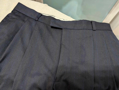 Élégant costume croisé pinstripe en laine