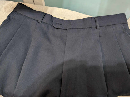 Mystérieux costume croisé de couleur bleu en laine