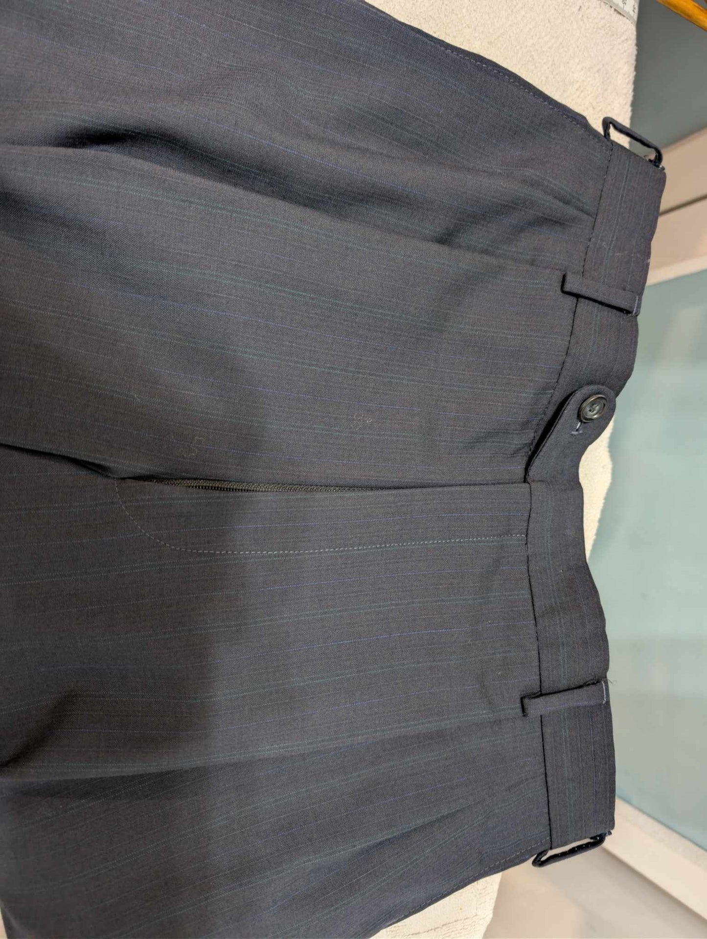 Élégant costume croisé à rayures en laine