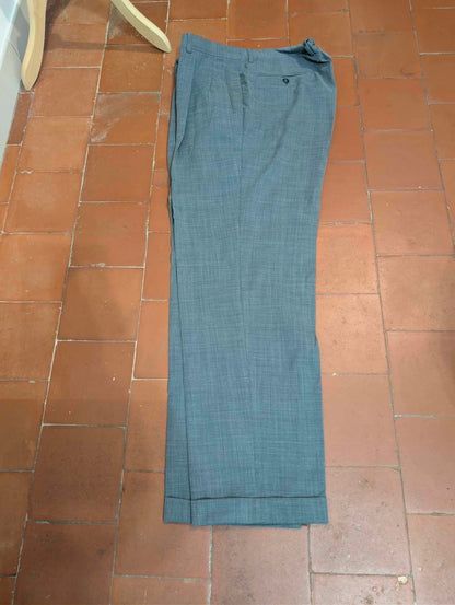 Schöner dreiteiliger grauer Wollanzug