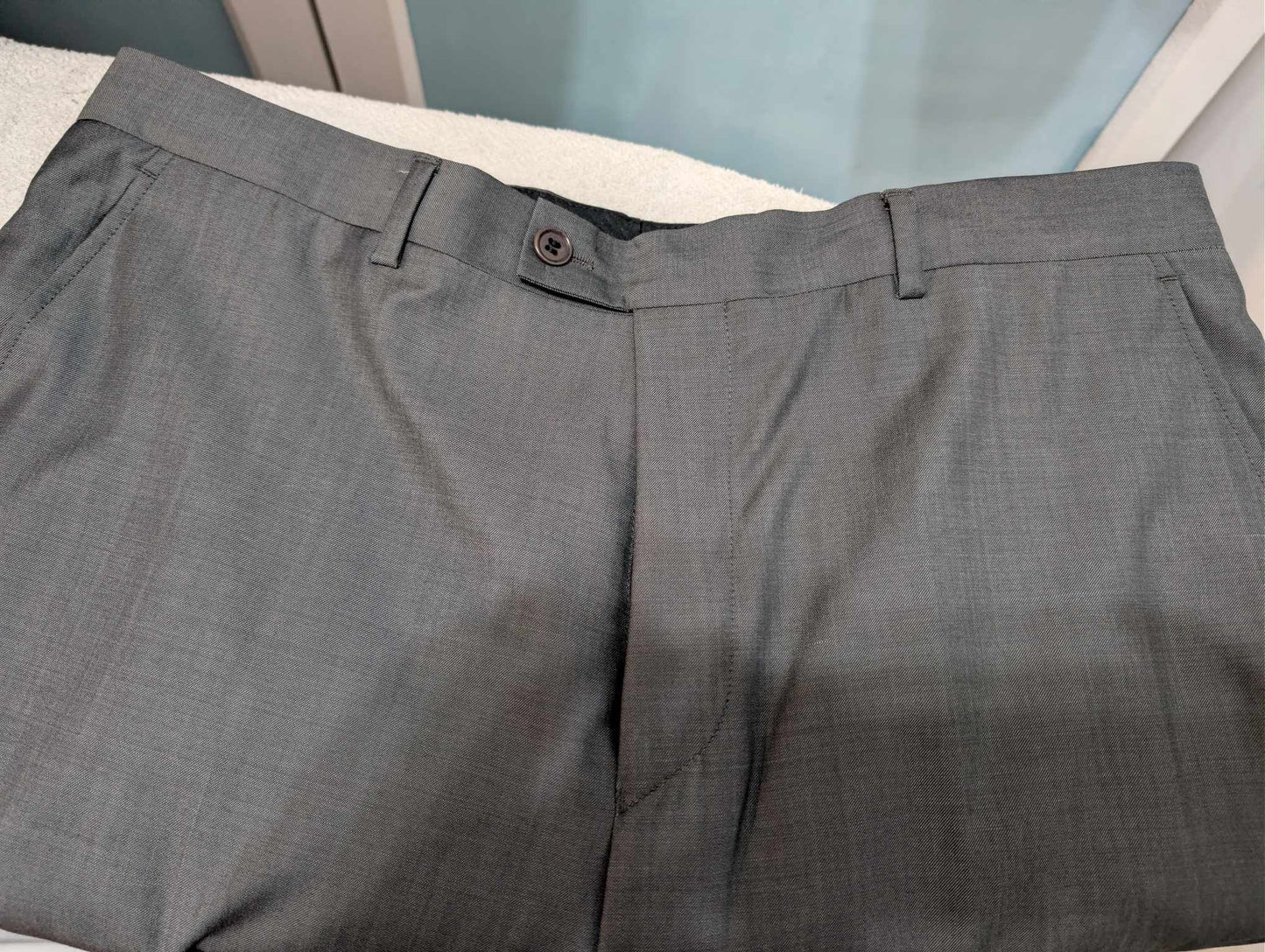 Triste costume gris en laine légère