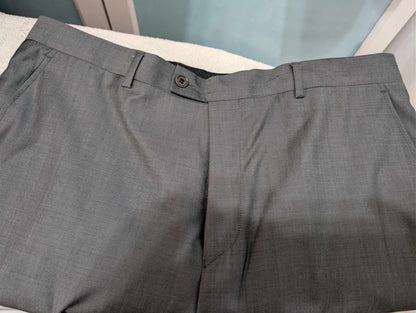 Triste costume gris en laine légère