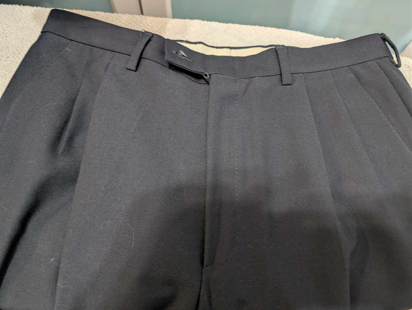 Élégant costume croisé bleu marine en laine