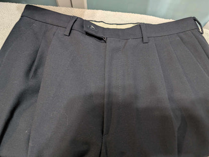 Élégant costume croisé bleu marine en laine