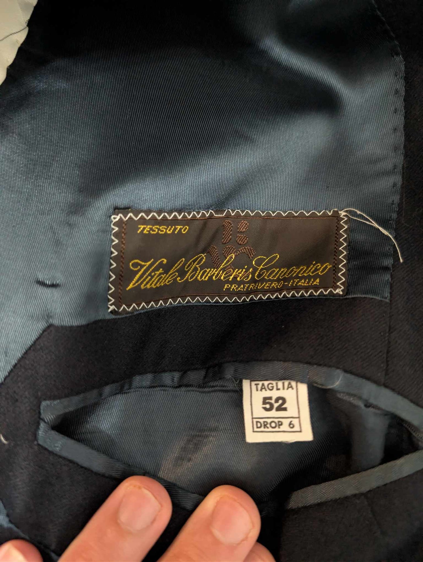 Sublime costume de couleur bleu marine en flanelle lourdes