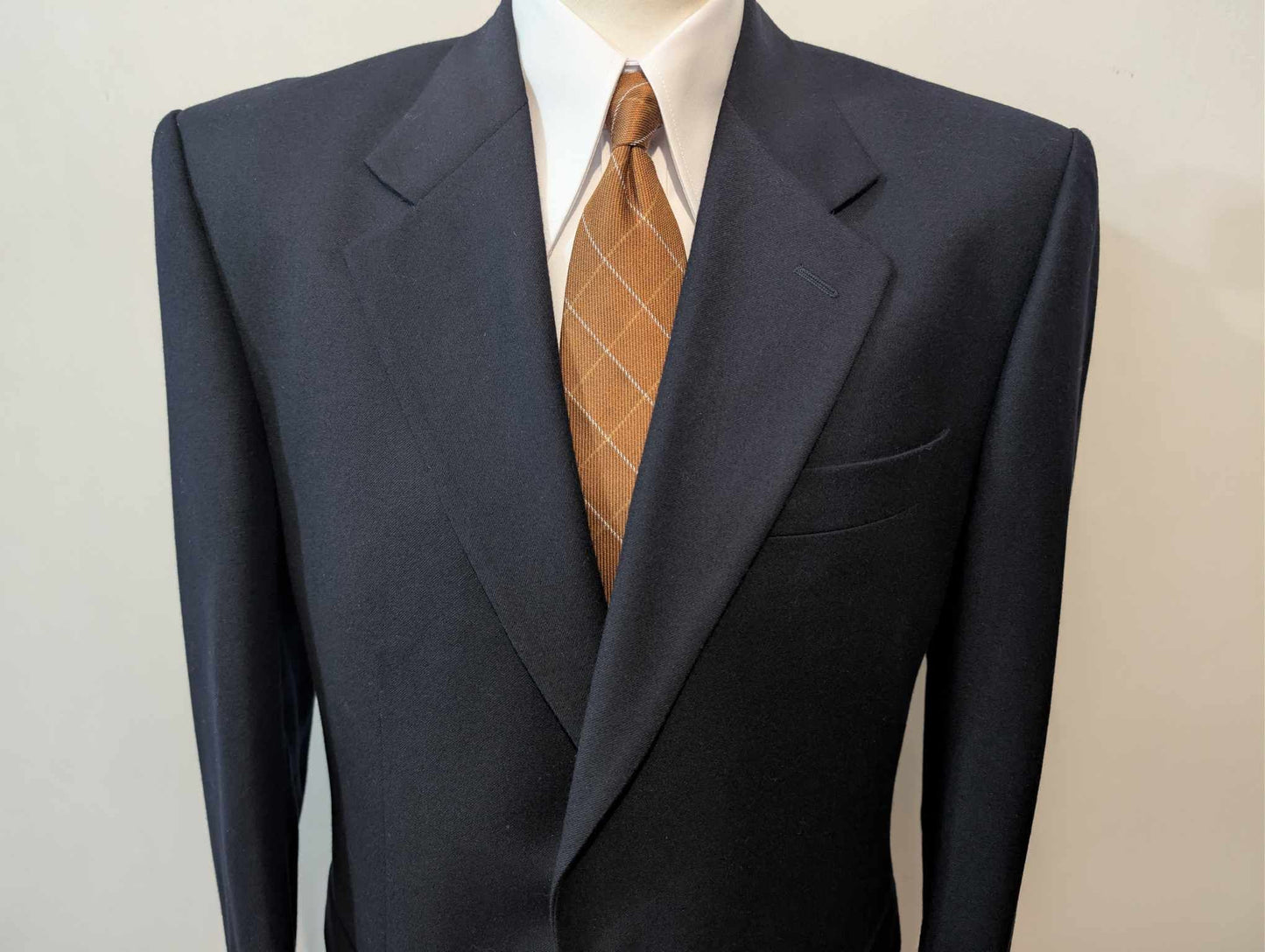 Sublime costume de couleur bleu marine en flanelle lourdes