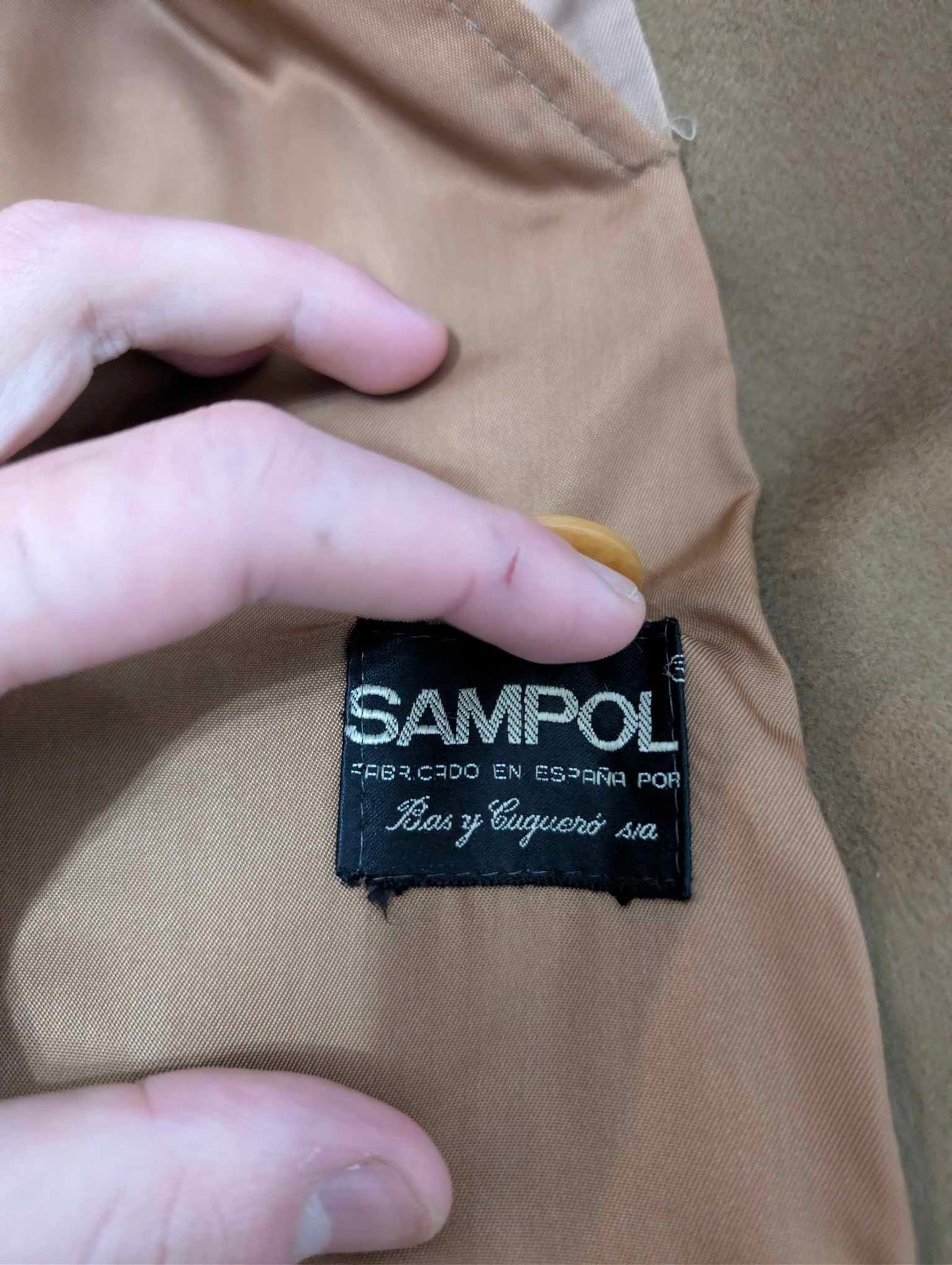 Heller, kamelfarbener, zweireihiger Wollmantel