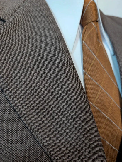 Schöner brauner Wollanzug