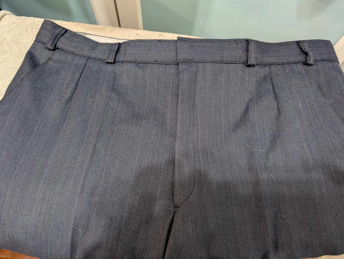 Gentil costume bleu marine à rayure en laine