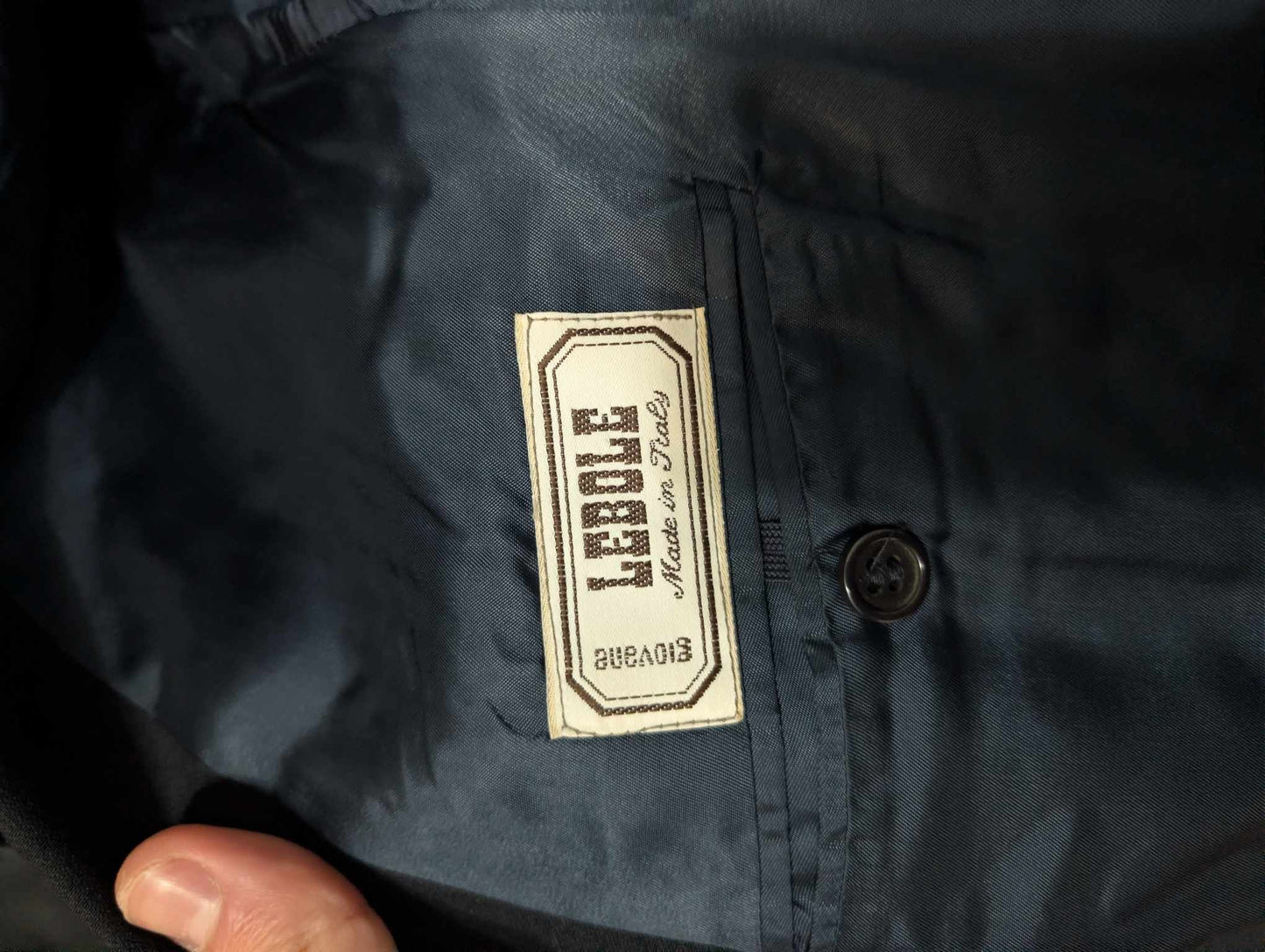 Élégant costume croisé bleu marine en laine