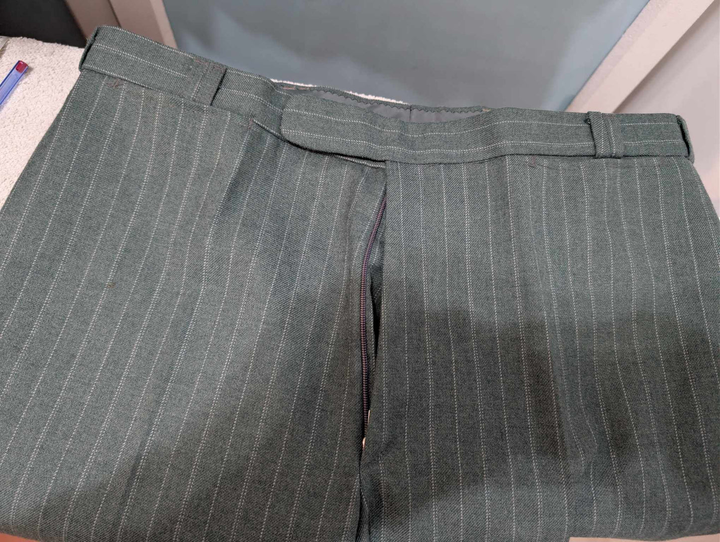 Redoutable costume pinstripe vert en flanelle