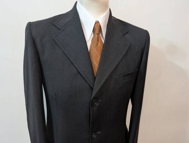 Klassischer grauer Wollanzug