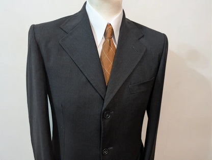 Klassischer grauer Wollanzug