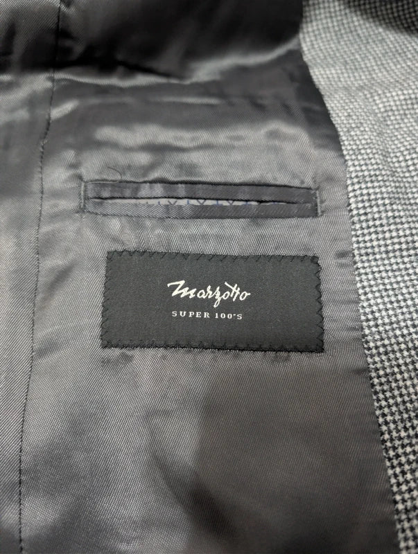 Atemberaubender dreiteiliger grauer Hahnentrittanzug