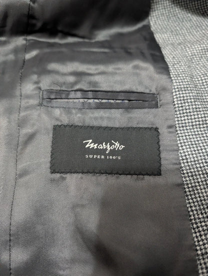 Atemberaubender dreiteiliger grauer Hahnentrittanzug