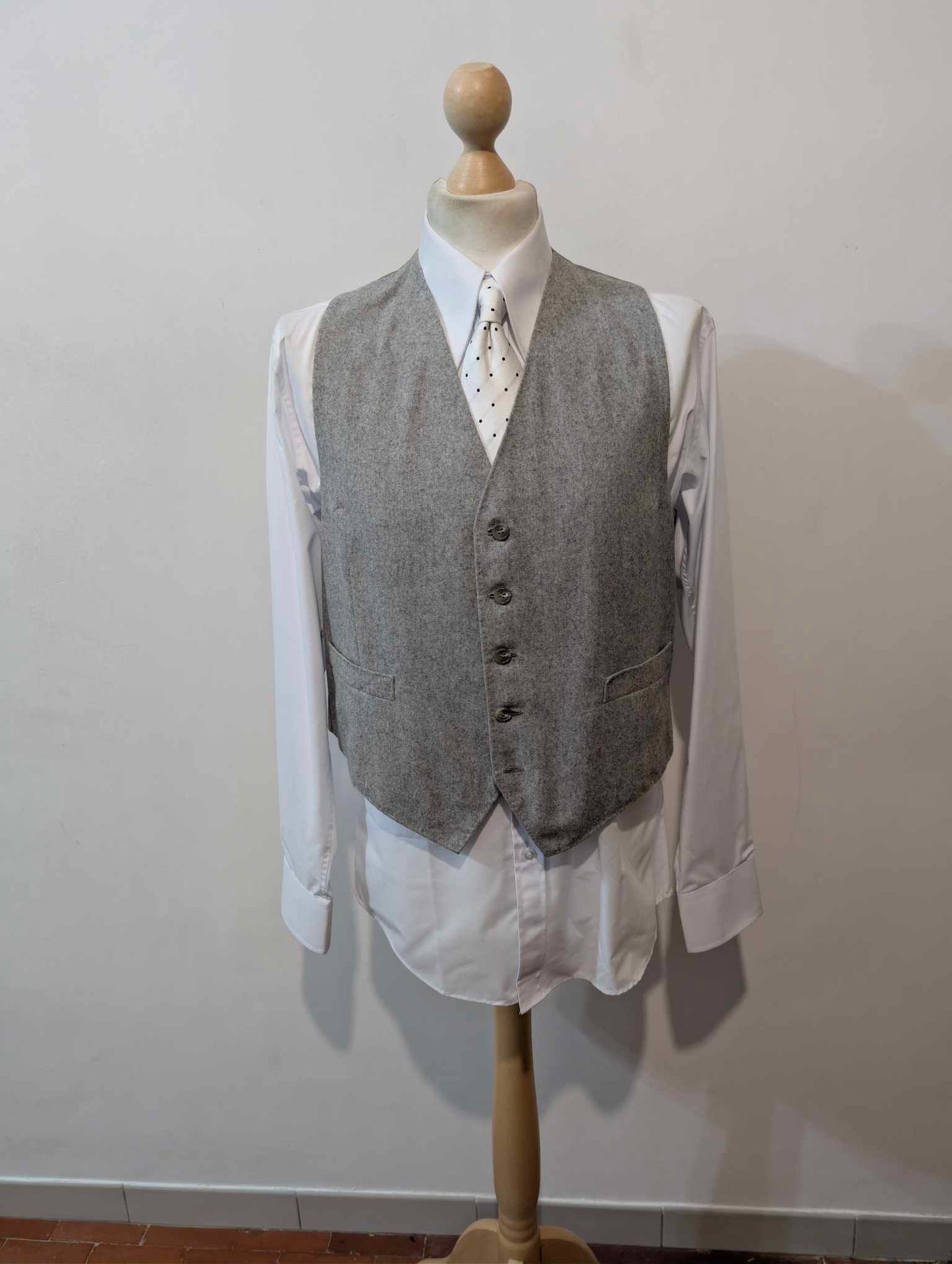 Hellgrauer, dreiteiliger Anzug aus schwerem Flanell