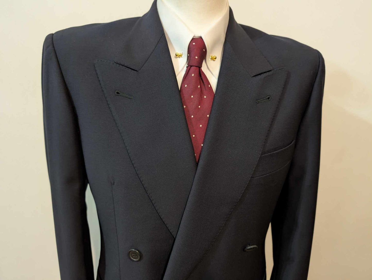 Élégant costume croisé bleu marine en laine