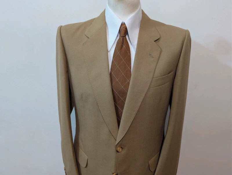 Toller beigefarbener Anzug aus kühler Wolle