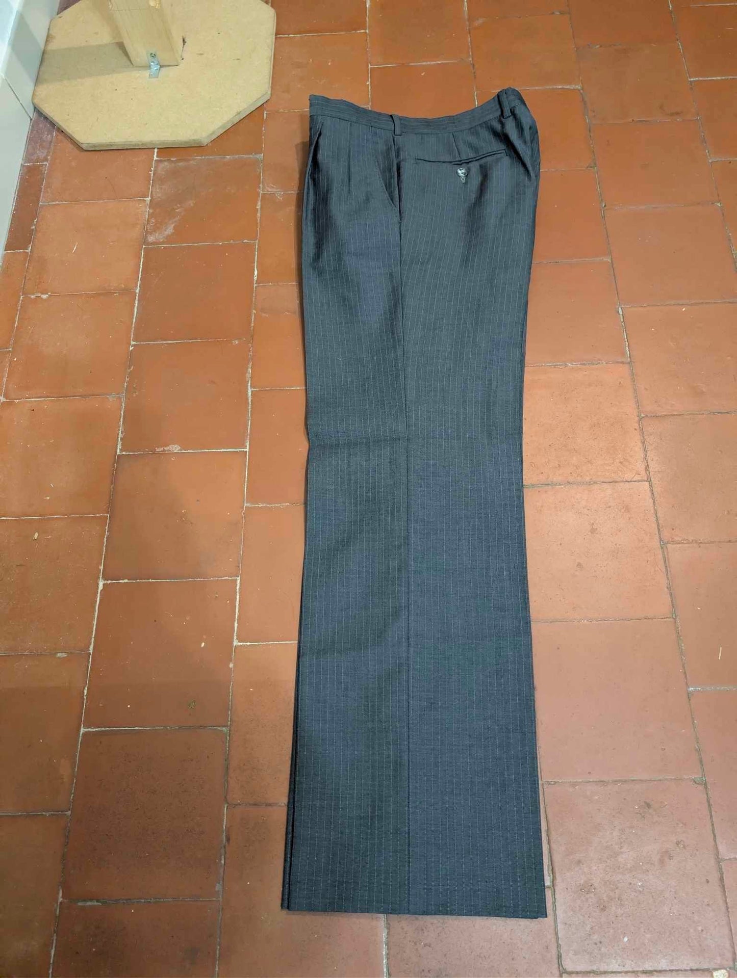 Eleganter, zweireihiger Nadelstreifenanzug aus Wolle.