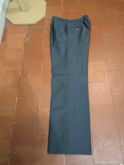 Eleganter, zweireihiger Nadelstreifenanzug aus Wolle.