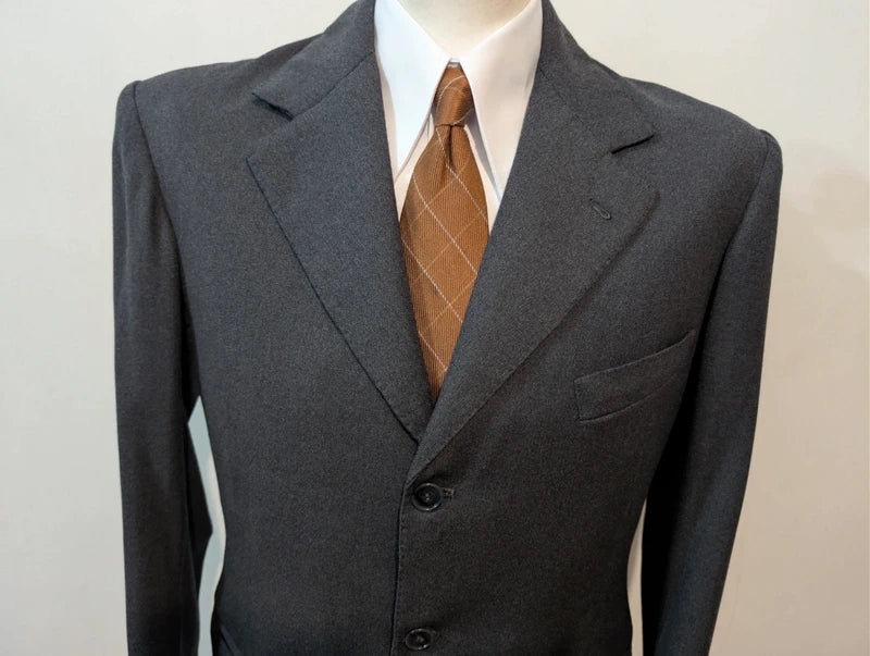Exzellenter maßgeschneiderter grauer Wollanzug