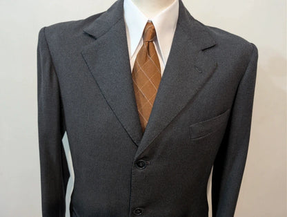 Exzellenter maßgeschneiderter grauer Wollanzug