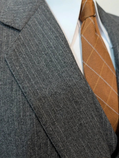 Außergewöhnlicher dreiteiliger Nadelstreifenanzug