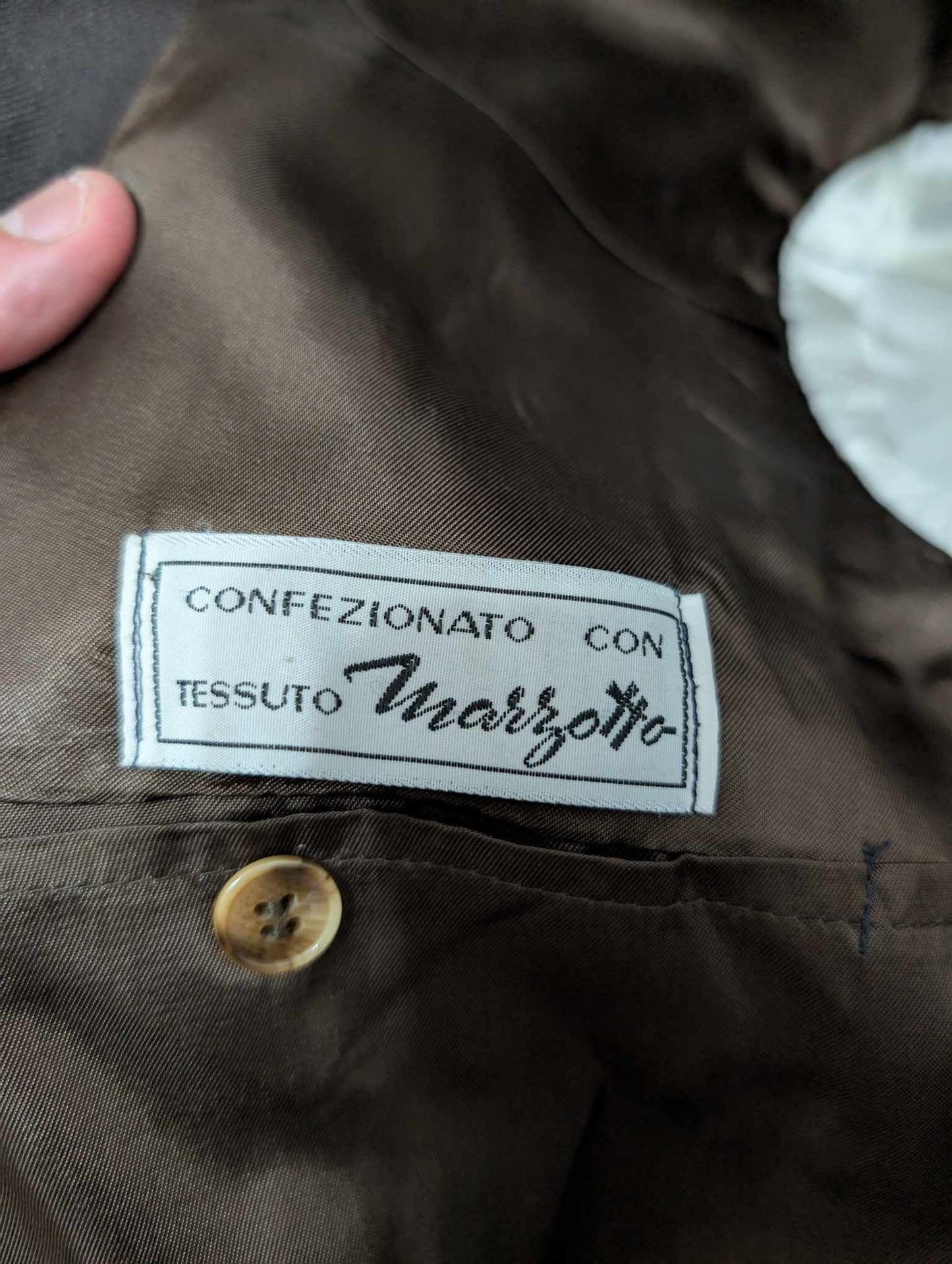 Gentille costume croisé de couleurs marron en laine