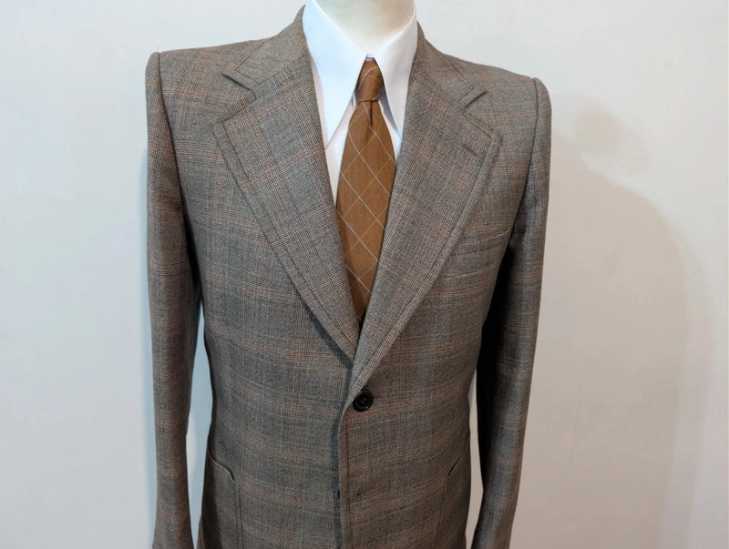 Eleganter brauner Wollanzug mit Karomuster