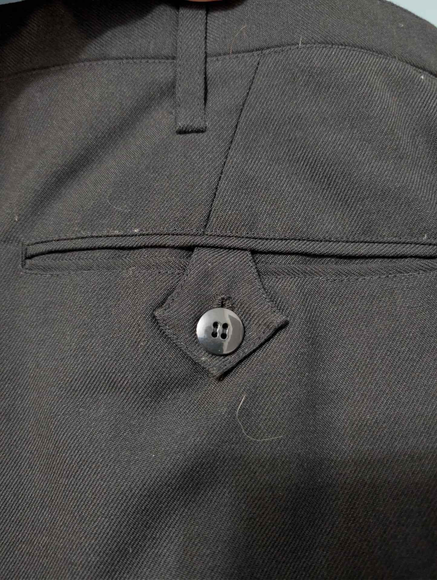 Sombre costume croisé de couleur noire en laine