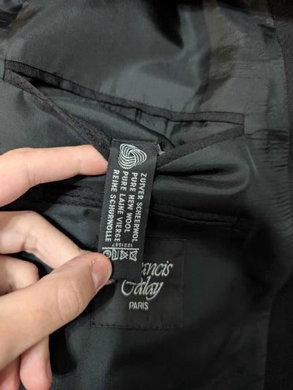 Sombre costume croisé noir en laine