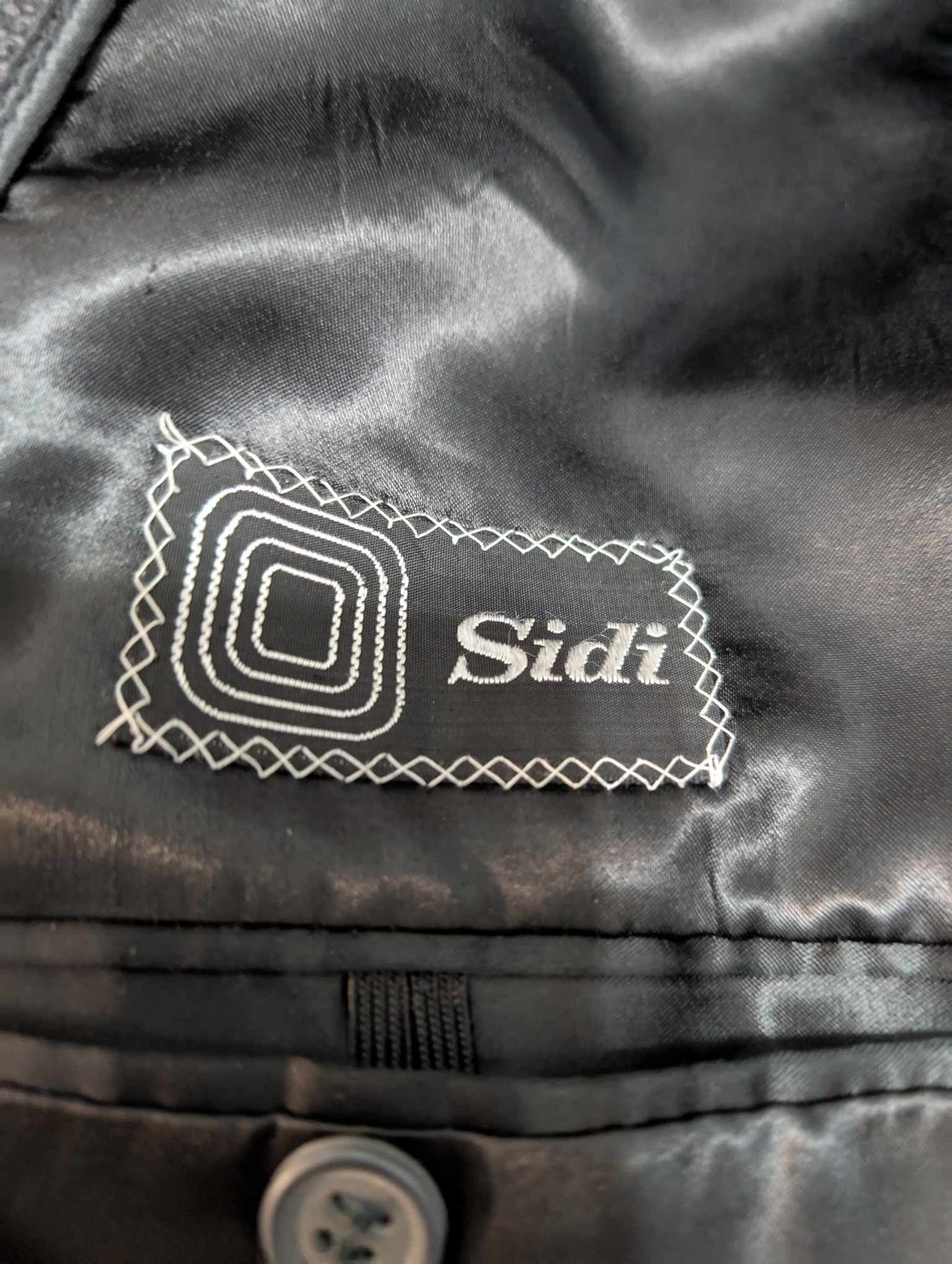 Fantastique manteau croisé de couleurs gris à motif chevron en tweed