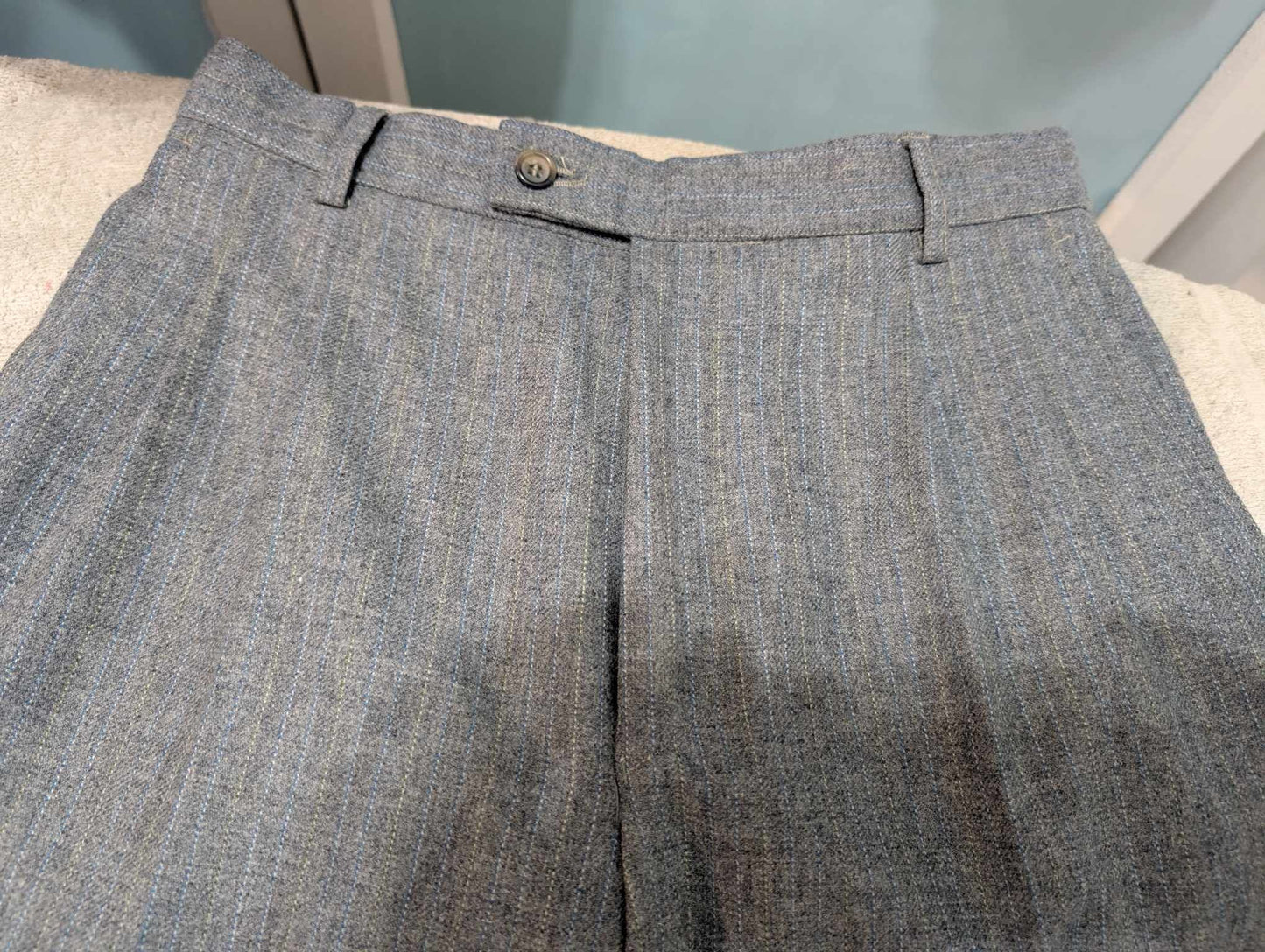 Gentille costume croisé pinstripe en flanelle lourde