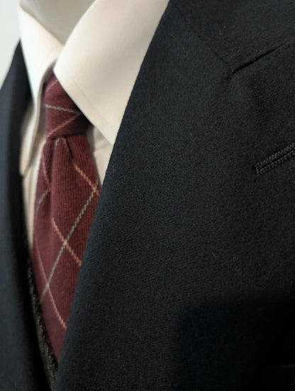 Geheimnisvoller dreiteiliger Anzug aus schwerem Flanell