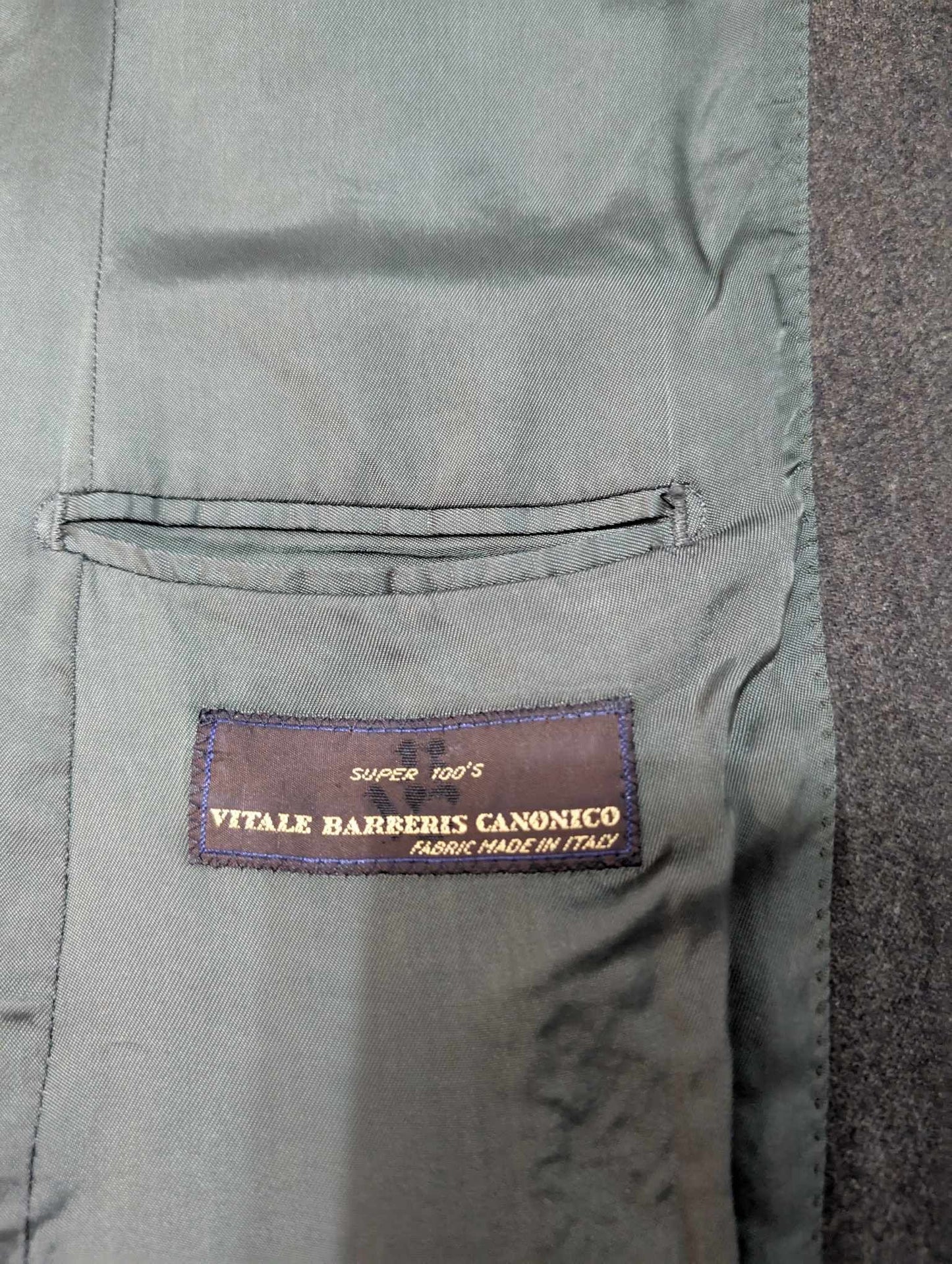 Gentil costume gris vert en flanelle lourde