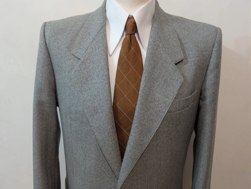 Schöner grauer Wollanzug